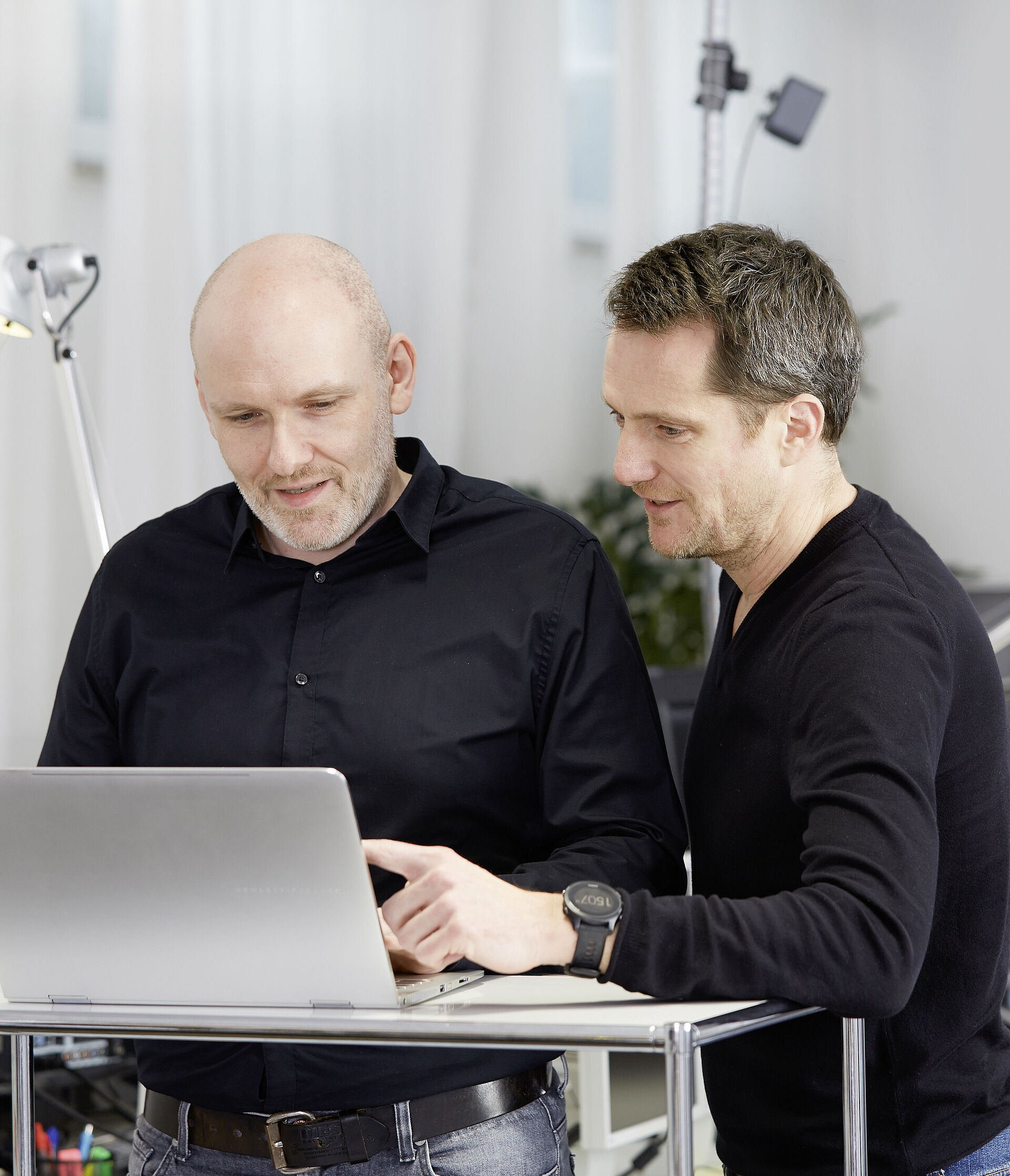 Foto von Steffen Krüchten und Thomas Schneck bei der Besprechung eines Projekts im Büro von pixellab.
